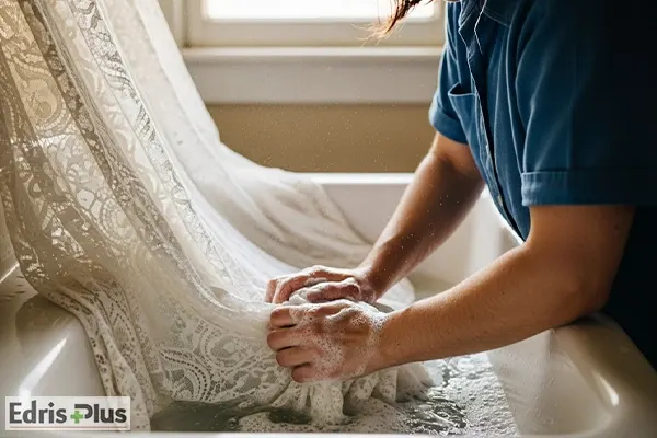 شستوشوی پرده برای از بین بردن کپک